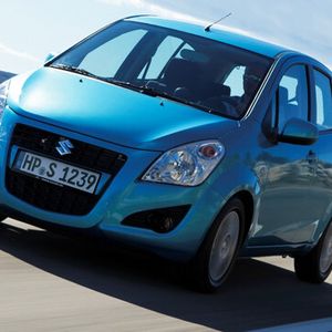 Frisches Gesicht: Die Optik des neuen Splash zeichnet sich unter anderem durch eine leicht abgerundete Motorhaube, einen vergrößerten Kühlergrill und Multireflektor-Scheinwerfer aus.