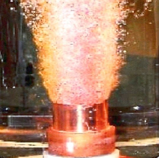 Siedekühlung: Mit dem PowerBoil-Siedekühlungssystem (Verdampfungskühlung) lassen sich hohe Verlustwärmemengen im kW-Bereich bei einer stabilen Betriebstemperatur am Bauteil abführen. Siedekühlung: Mit dem PowerBoil-Siedekühlungssystem (Verdampfungskühlung) lassen sich hohe Verlustwärmemengen im kW-Bereich bei einer stabilen Betriebstemperatur am Bauteil abführen.