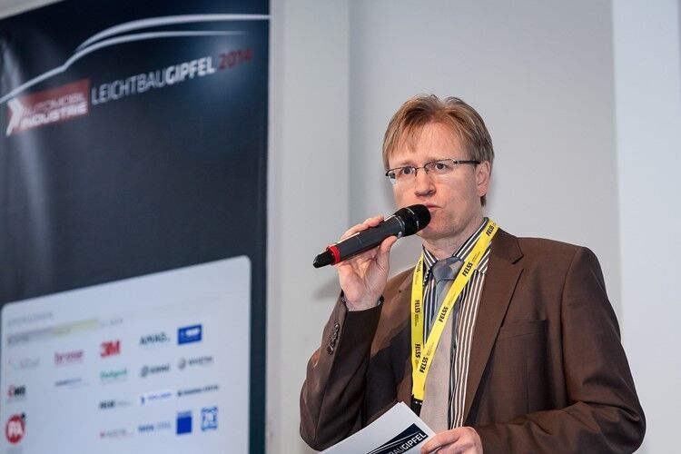 Claus-Peter Köth, Chefredakteur »Automobil Industrie«, hat zum Leichtbau-Netzwerkevent 2014 eingeladen. (Foto: Automobil Industrie/ Stefan Bausewein)