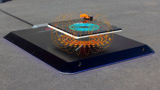 Spulensystem mit Feldlinien. Die obere Platte ist ins Fahrzeug integriert, die untere Platte ist eine Bodenplatte.

 (Zollner Elektronik AG)