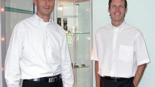 Freuen sich auf die Zusammenarbeit (v.l.): Mirko Wunderlich, Geschäftsführer der ACI Laser GmbH, und Manuel Möck, geschäftsführender Gesellschafter der Walter Möck GmbH.Bild: ACI Laser (Archiv: Vogel Business Media)