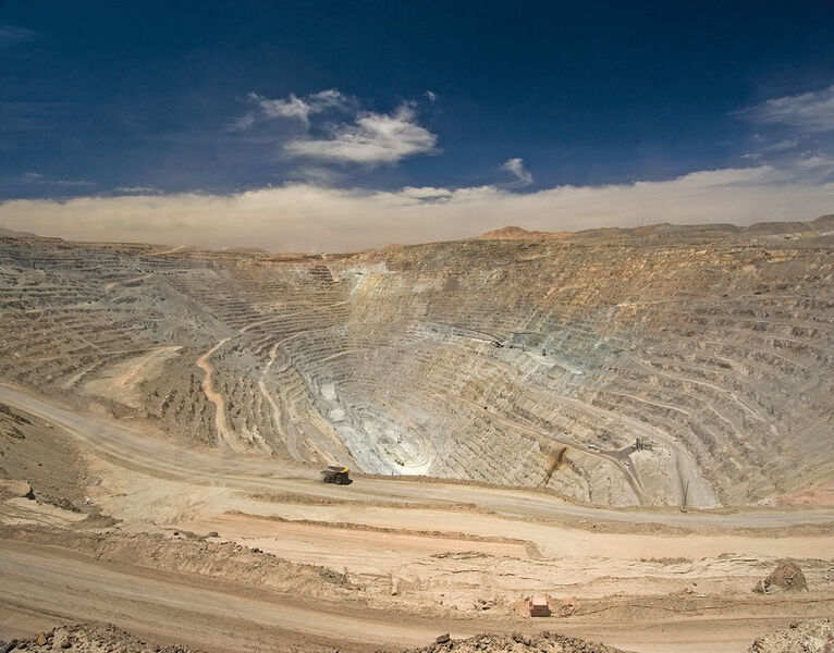 Für die zum Teil unterirdische Bandanlage der Mine Chuquicamata lieferte ABB das Antriebssystem sowie Transformatoren, Schaltanlagen, Instrumentierung und ein Prozessleitsystem. (ABB)
