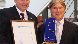 Klaus Boog (links), Vorstand der Remmers AG, bekommt durch ELA-Präsident Jos Marinus Urkunde und Preis zum ELA Award 2013 überreicht. (Bild: Remmers)