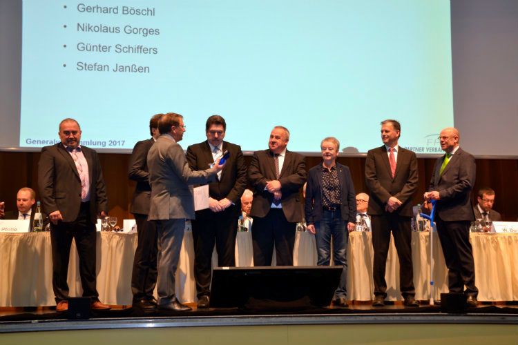 Johann Gesthuysen verabschiedete sich auf der Jahreshauptversammlung von den scheidenden Mitgliedern des Beirats. Zugleich wurde der Präsident des Partnerverbands auf der Veranstaltung zum Sprecher des Beirats gewählt. (Mauritz/»kfz-betrieb«)
