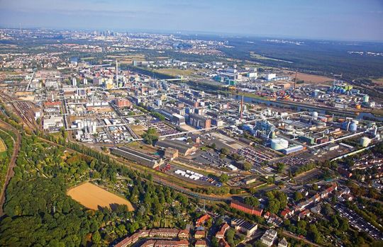 Immer noch auf Expansionskurs: Luftbild des Industrieparks in Frankfurt-Höchst. Immer noch auf Expansionskurs: Luftbild des Industrieparks in Frankfurt-Höchst.