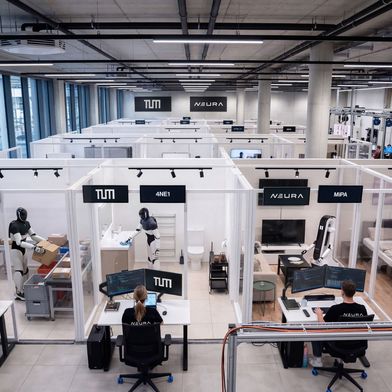 Die Fläche von anfänglich 2300 Quadratmetern soll zeitnah erweitert werden.  (Bild: Neura Robotics/TUM)