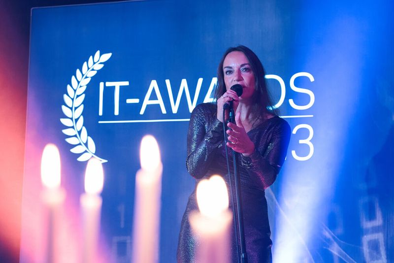 Die aus Augsburg stammende Sängerin Maggie Jane sorgt mit ihrer Band für die musikalische Untermalung des Abends. (Bild: krassevideos.de / VIT)