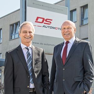 Manfred Hummenberger (links) und Arthur Kornmüller, Geschäftsführer DS Automatin GmbH: «Praktisch alle deutschen Premium-Hersteller nutzen in der Batteriemontage unsere Fahrerlosen Transportsysteme. Der Vorteil liegt darin, dass sich das System komplett flexibel gestaltet – bei dem aktuellen Markt und den steigenden Anforderungen ein ungeheures Asset!»
