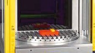 Während auf der einen Seite des Rundtakttisches RT400 ein Werkstück mit dem Laser beschriftet wird, kann er auf der anderen Seite be- oder entladen werden. (ACI Laser)