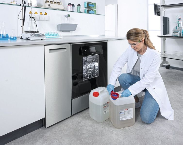 Mit beleuchteter Spülkammer und Glastür bleibt Laborglas bei der Aufbereitung stets im Blick – hier in einem 90 Zentimeter breiten Topmodell PLW 8683 CD, das auch Platz für die Prozesschemie bietet. (Bild: Miele)