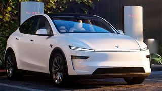 So sieht das vor Kurzem vorgestellte, überarbeitete Model Y von Tesla aus. In Grünheide hat gestern die Produktion begonnen, wie Tesla mitteilte. Aber bestellen kann man den Elektroboliden noch nicht ... (Bild: Tesla)