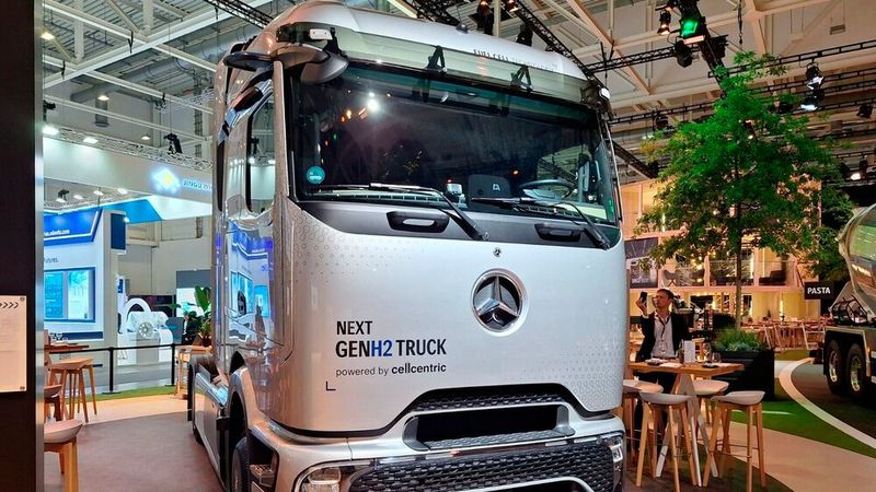 Ein Beispiel für die Wasserstofftechnik als Antriebsbasis: Der Mercedes-Benz NextGenH2 Truck soll damit über 1.000 Kilometer Reichweite schaffen.  (Bild: Rudolf Huber – sp-x)