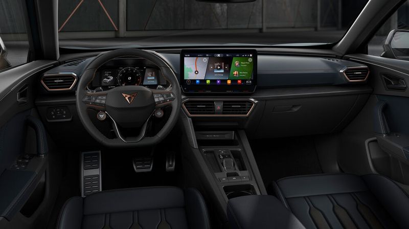 Das große Zentraldisplay lässt sich auch über eine Gestensteuerung bedienen. (Bild: Cupra)