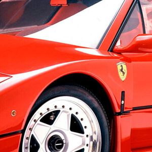 Über 70 Jahre währt die Partnerschaft zwischen Ferrari und Pirelli. Für den F40 hat der Reifenbauer jetzt eine Neuauflage des P Zero vorgestellt. Der Kultsportwagen der 80er trägt die damals fast unvorstellbare Größ 245/40 R17 an der Vorderachse...(Bild:  Pirelli)