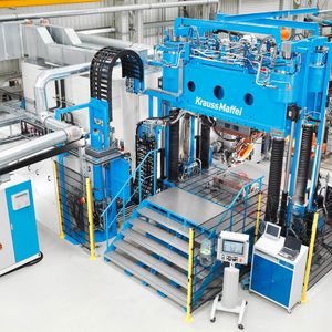 Mit einen neuen Formenträger des Typs MX SFT erweitert die Sektion Reaktionstechnik von Krauss-Maffei, wie das Unternehmen berichtet, die Anwendungsmöglichkeiten im hauseigenen Leichtbautechnikum. So soll die Entwicklung, die Prototypenherstellung sowie die Produktion in pucto faserverstärkter Kunststoffteile gestärkt werden.