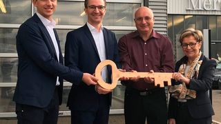 V.l.n.r.: Dominik Höfer (Betriebsleiter Wilhelm Jesinger KG, Standort Filderstadt), Frank Schnierle (Geschäftsführer Wilhelm Jesinger KG), Thomas Trautwein (Geschäftsführer Autohaus Trautwein GmbH) und Elli Schnierle (Geschäftsführende Gesellschafterin Wilhelm Jesinger KG). (Autohaus Jesinger)