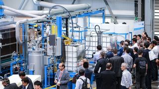 Ausflug zu Hennecke: Um den Besuchern der Möbelmesse Interzum auch praktische Impressionen zur neuen Blockschaumanlage Jflex zu präsentieren, organisierte man in St. Augustin, im hauseigenen Techcenter, wie es heißt, eine besonderes Schäum-Event. (Hennecke)