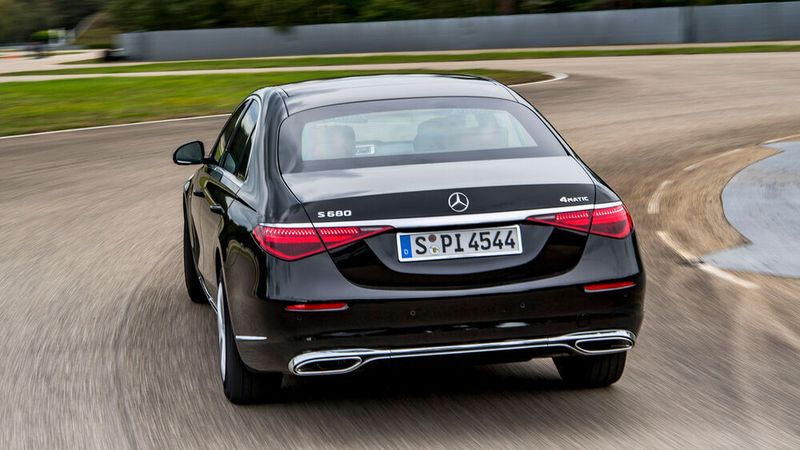 Das rund 4,5-Tonnen schwere Auto treibt ein V12 mit 612 PS und 830 Newtonmeter an.  (Mercedes-Benz )