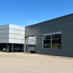 An das Hauptgebäude mit Empfang und Verkauf schließen sich die Direktannahme und ein Teil der Werkstatt an. (Bild: Diehl – VCG)