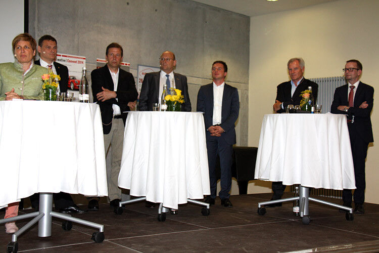 Vertreter aus Wirtschaft, Politik und Wissenschaft loteten die Möglichkeiten und Grenzen der nachhaltigen Mobilität aus (v. li.): Nicole Razavi (MdL, CDU), Franz Loogen (E-Mobil BW GmbH), Bernd Forstreuter (Heldele GmbH), Thomas Marwein (MdL, Grüne),  Sascha Binder (MdL, SPD) und Herbert Ampferer (Porsche AG). (Foto: IFA)