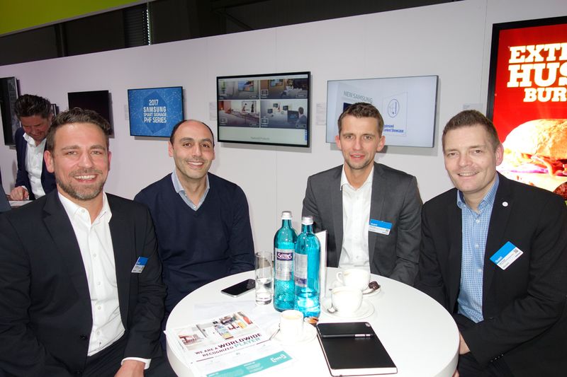 Display Kenner (v l. ) Frank Brühne, ITZ, Bel Zidane, Samsung, René Keuk, Medientechnik Keuk und Ingo Krause, ITZ. (Bild: IT-BUSINESS)