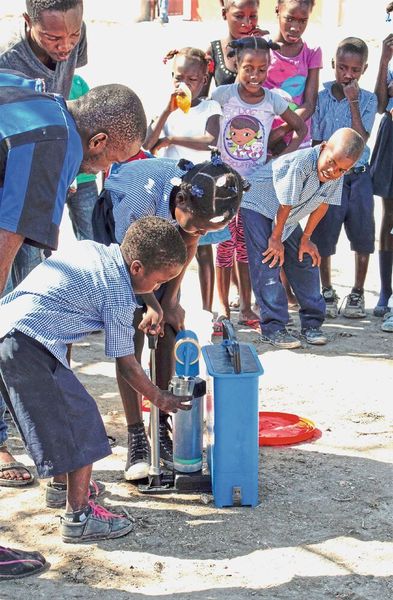 Das schmeckt: Diese Schüler auf Haiti trinken aufbereitetes Wasser (Ujeta)