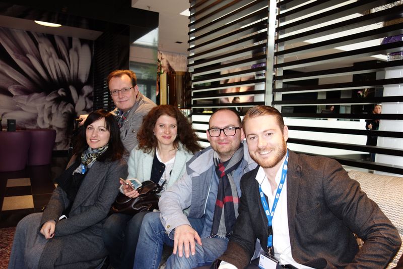 (v. l.) Daniela Pitzalis, Emiel Witteveen und Maria Fritz, WD, Sven Gußmann, Cyberport, und Max Muth, WD, warten auf den Bus. (Bild: IT-BUSINESS)