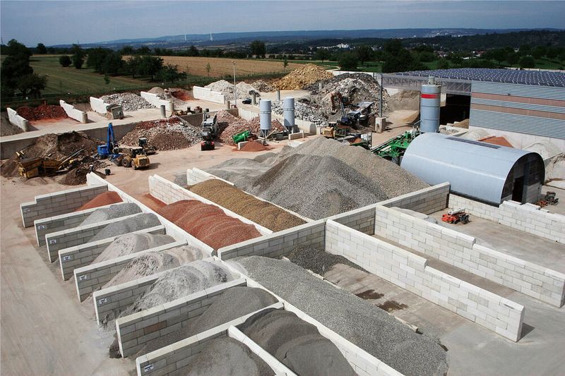 Ziel der neuen Mantelverordnung ist es, eine möglichst hohe Recyclingquote bei mineralischen Ersatzbaustoffen mit einem höchstmöglichen Schutz von Boden und Grundwasser zu verbinden. (Industrieverband Steine und Erden)