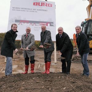 Beim Spatenstich(v.l.): Dietrich Runkel (Projektplan GmbH), Jörg Mohncke (Prokurist, Burg), Achim Lüling (Vorsitzender Geschäftsführer, Burg), Hans-Dieter Fischer (Bürgermeister der Stadt Hagen), Hans-Joachim Bihs (Geschäftsführer Hagener Erschließungs- und Entwicklungsgesellschaft).