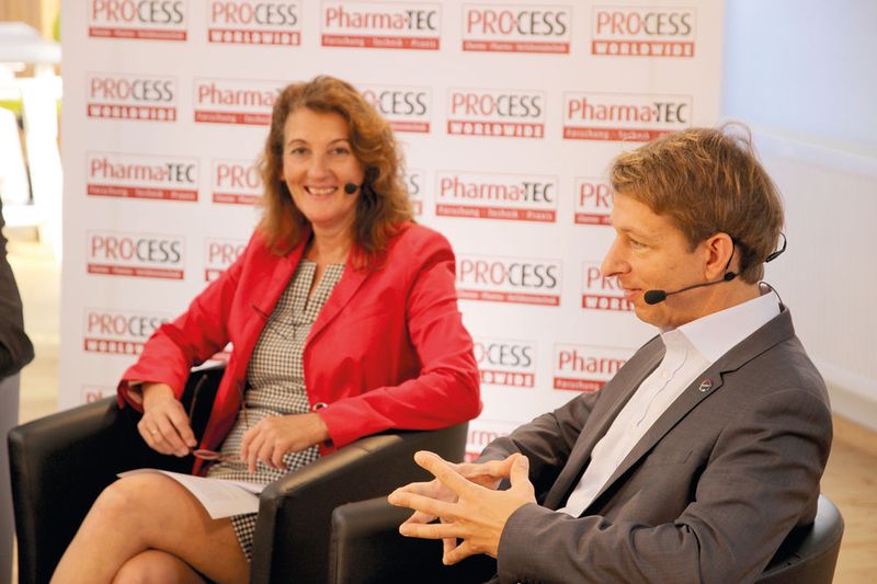 Moderatorin Anke Geipel-Kern (PROCESS) und Dr. Felix Hanisch (Covestro). (Bild: Ernhofer)