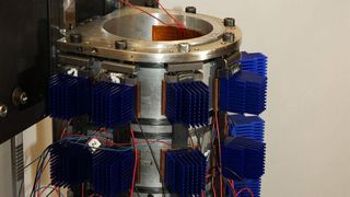 Demonstrator mit Kompensationsmodulen, Kühlrippen und Regelsystem.  (Bild: IWF)