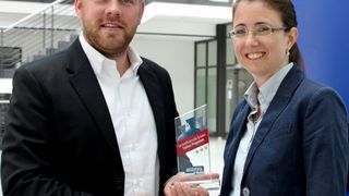 Holger Wehring, Key Account Manager & Teamleiter Vertrieb bei Absolventa, übergibt die Auszeichnung an Mareen Asmuth, Leiterin der Personalentwicklung bei Rhenus. (Bild: Rhenus)