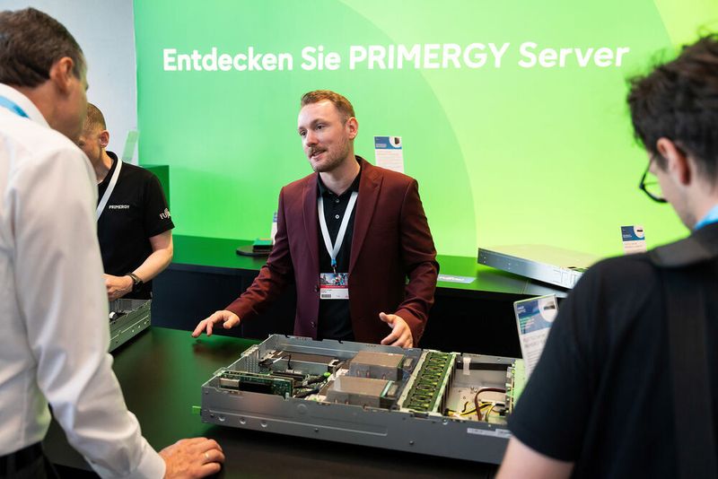 Fabian Angerer, Business Development Manager Server bei Fujitsu, stellt die neuen Geräte mit AMD- und Intel-Prozessor vor. (Bild: studio-kirchner.de)