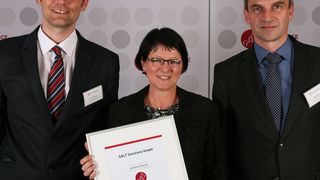 Bei der Übergabe (v.l.): Servicerating-Projektleiter Eric Hommel, Margarete Winterroth (Leiterin Organisation & QM Salt Solutions) und Servicerating-Geschäftsführer Kai Riedel. (Bild: Servicerating)