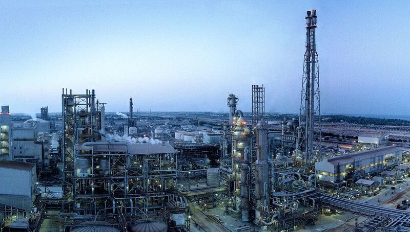 Der Anlagenkomplex SAFCO IV in Al Jubail (Saudi Arabien) wurde durch Thyssen Krupp im Jahr 2006 fertiggestellt. Zum Komplex gehört auch die weltweit erste Ammoniakanlage mit einer Kapazität von mehr als einer Million Jahrestonnen.  (Thyssen Krupp)