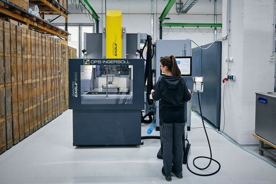 Die OPS-Ingersoll-Senkerodiermaschine, die jetzt bei „1zu1scale“ zur Verfügung steht, erlaubt es nun, Spritzgießwerkzeuge auch aus langlebigem Stahl zu fertigen, was zur Erhöhung der möglichen Stückzahlen beiträgt.(Bild:  D. Tdorovic)