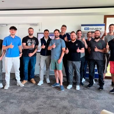 Gruppenbild (ohne Dame(n)) vom kürzlich wieder abgehaltenen 3D-Druck-Dienstleister-Day in Memmingen. Organisiert von der 3D Industrie GmbH, informierte sich die Branche hier über Trends und Chancen, um die Zukunft des Kunststoff- und Metall-3D-Drucks zu sichern ... (Bild: 3D Industrie)