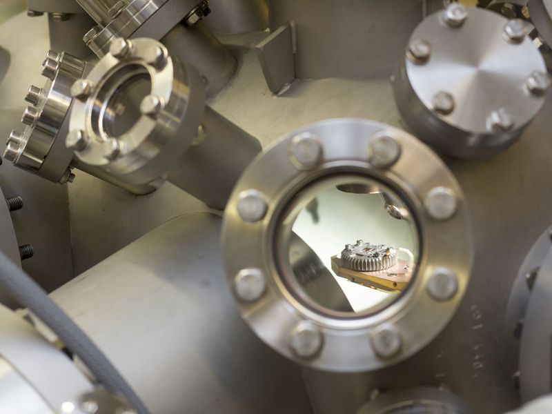 Ein Strontium-Titanoxid-Kristall in der Vakuumkammer (Bild: TU Wien)