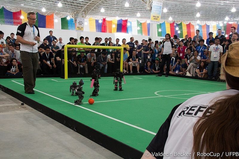 Nach der Weltmeisterschaft ist vor der Weltmeisterschaft! Während die Fußball-Weltmeister schon ihren verdienten Urlaub genießen, mussten die deutschen Roboter-Weltmeister noch in Brasilien schwitzen. Doch alle Anstrengungen haben sich gelohnt, Deutschland ist zum zweiten Mal Weltmeister in 2014. Das Team der TU Darmstadt gewann die RoboCup-Weltmeisterschaft in Brasilien mit dem Rettungsroboter Hektor. (RoboCup 2014)