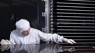 Ein Mitarbeiter der Berliner Firma Inventux prüft die Qualität der Oberfläche eines Moduls aus Dünnschichtsilizium.  Bild: Inventux (Archiv: Vogel Business Media)