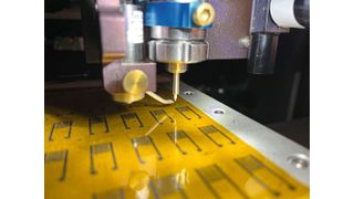 Ein Aerosol-Jet-Drucker in Hersams Labor trägt elektronische Tinten auf ein flexibles Polymersubstrat auf. (Bild: Mark Hersam/Northwestern University)