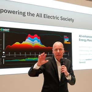 Frank Stührenberg, CEO von Phoenix Contact, spricht am Stand des Unternehmens über die All Electric Society. Phoenix Contact zeigte in Hannover, wie es mit einem smarten Energie-Management-System die Sektoren Industrie, Gebäude und Mobilität koppeln kann. (Bild:  Sandro Kipar/VCG)