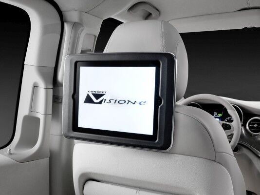 Concept V-ision e mit PLUG-IN HYBRID:in die Rückenlehne des Fahrer-und Beifahrersitzes integrierte iPad-Halterungen mit Schnittstelle zum Aufladen des Tablets sowie zwei USB-Ladestellen (Bild: Mercedes-Benz)