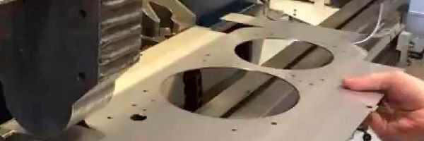 Das sogenannte Kragenziehen an runden Löchern in Blechteilen folgt oft auf das Scherschneiden, um etwa Verbindungsmöglichkeiten mit anderen Komponenten zu schaffen. Gewisse Störeffekte dieser Verfahrenskombination sollen nun mit digitaler Hilfe vermieden werden.(Bild:  Blankovaskiva)