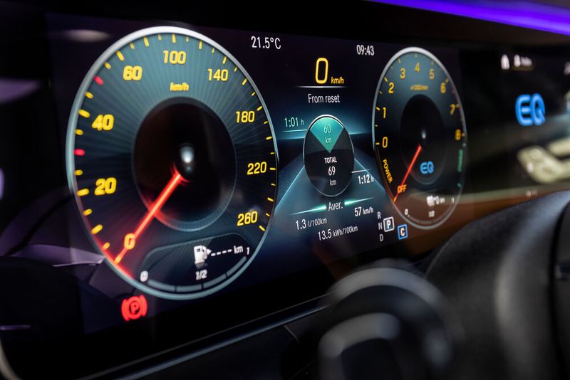 Das Cockpit-Display lässt sich auf fünf verschiedene Arten gestalten. (Bild: Daimler)