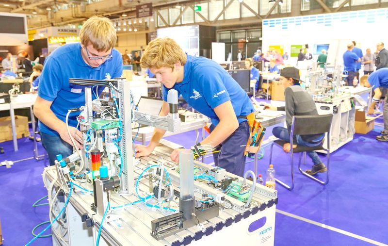 Schweizer Meister 2016 gesucht: Intensive Wettkämpfe auf der Prodex in den Disziplinen Konstrukteur, Elektroniker und Automatiker. (Anne Richter)