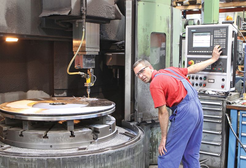 Bild 1: Anstatt die bis zu 40 mm dicken Hauptringe auf einer separaten Anlage mit Aufspannbohrungen zu versehen, geschieht das jetzt direkt an der Karusselldrehbank mit einer Druckluft-Bohrmaschine. (Bild: Atlas Copco)