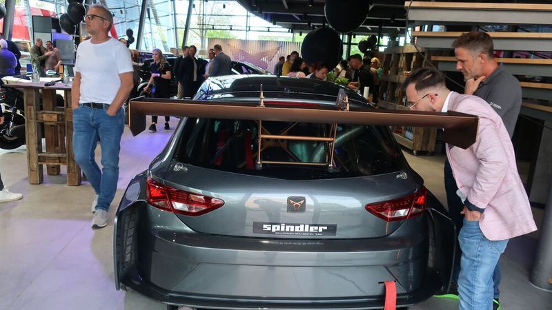 Ein weiteres Highlight war der zum Rennfahrzeug umgebaute Leon von Pfister Racing. Im Rahmen einer Gewinnspiel-Aktion war eine Mitfahrt im Renntaxi auf dem Salzburg-Ring zu gewinnen. (Grimm/»kfz-betrieb«)