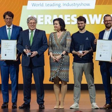 Die Gewinner des diesjährigen Hermes Award 2026: Schaeffler wurde für eine Plattform für hochintegrierte Aktuatoren prämiert. Das Schweizer Startup hat die Trophäe des Hermes Startup Awards für die Entwicklung von ultradünnen Festkörperbatterien erhalten. (Bild: Deutsche Messe)