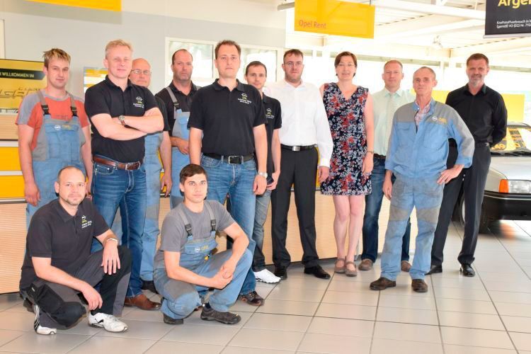 Sie bezeichnen sich als „Autohaus-Gäng“ – die Mitarbeiter und Geschäftsführer Andreas Gäng (Fünfter von rechts).  (Rubbel)